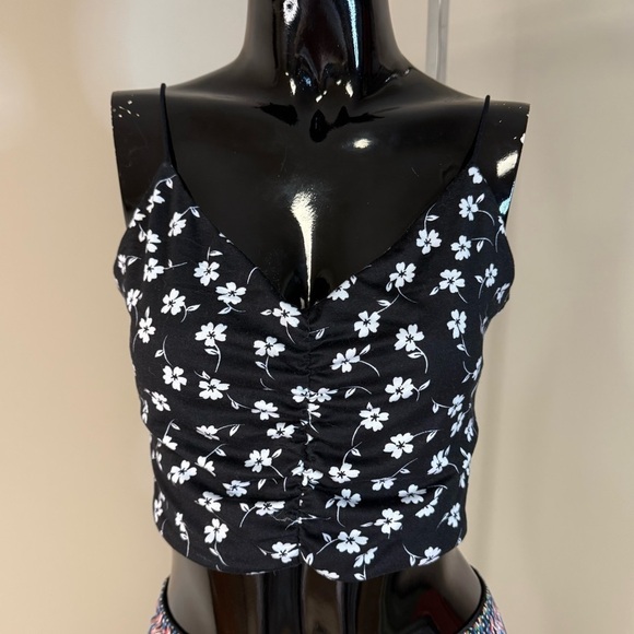 Eclipse Tops - Eclipse Black & White Floral Ruched Crop Top Floral Pattern – Size Medium